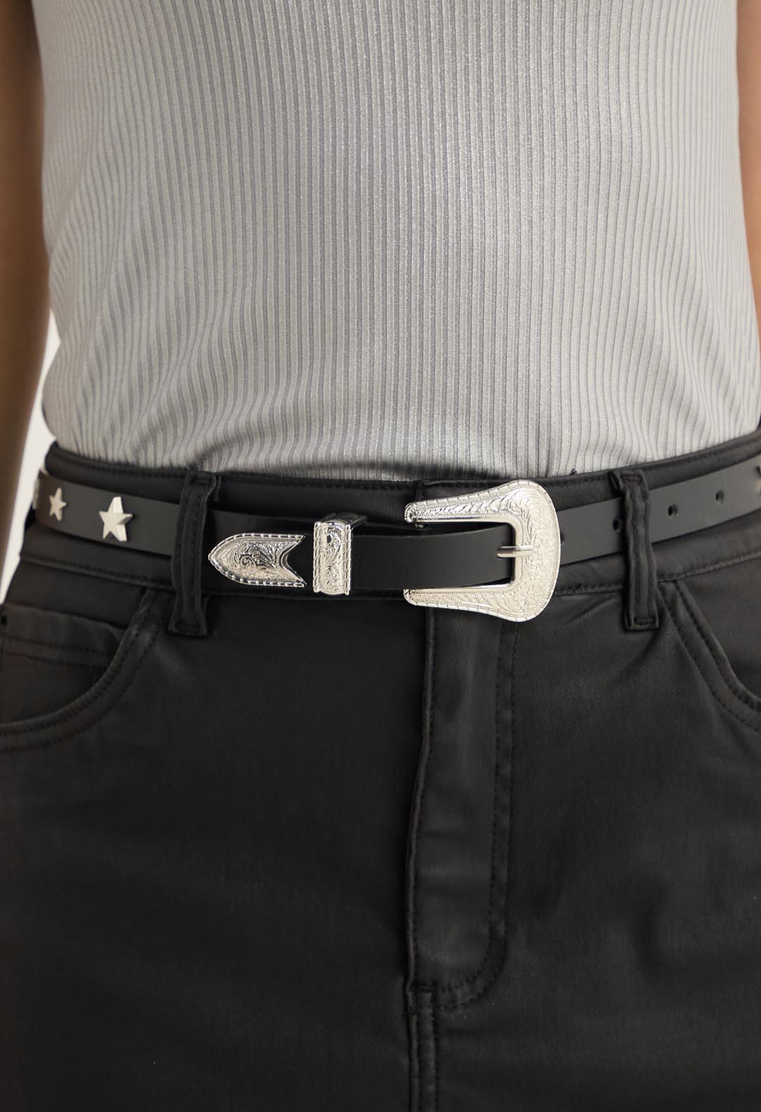 Cinturón negro con pasador metálico