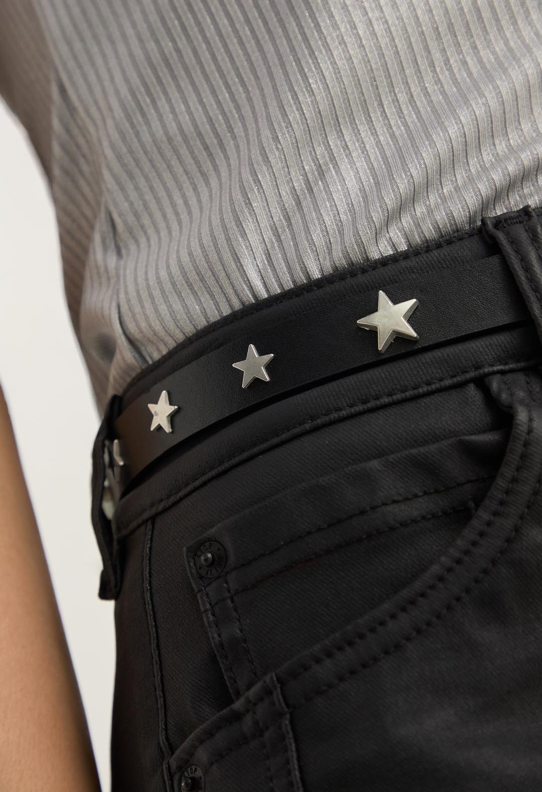 Cinturón negro con pasador metálico