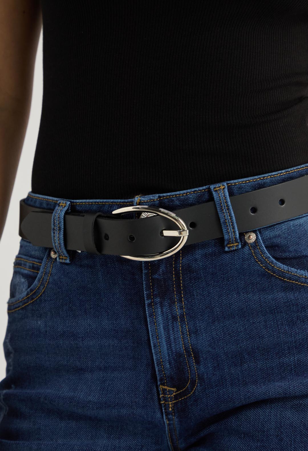 Cinturón negro con hebilla alargada