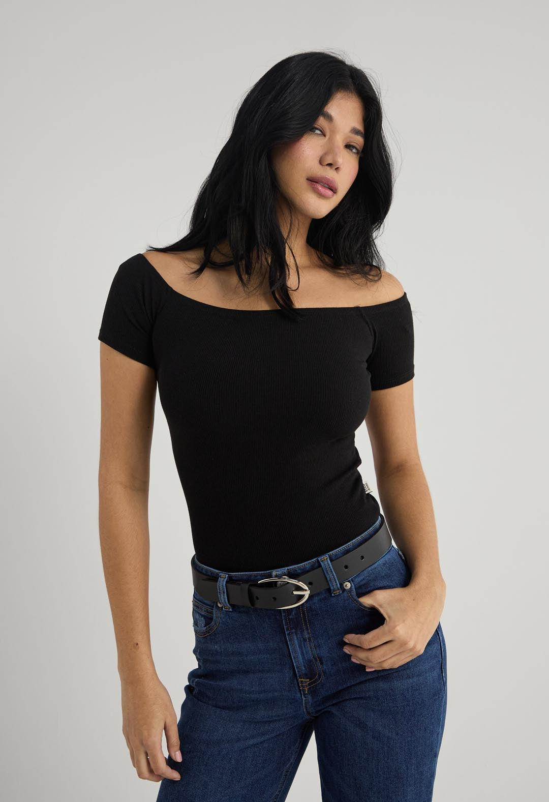 Cinturón negro con hebilla alargada