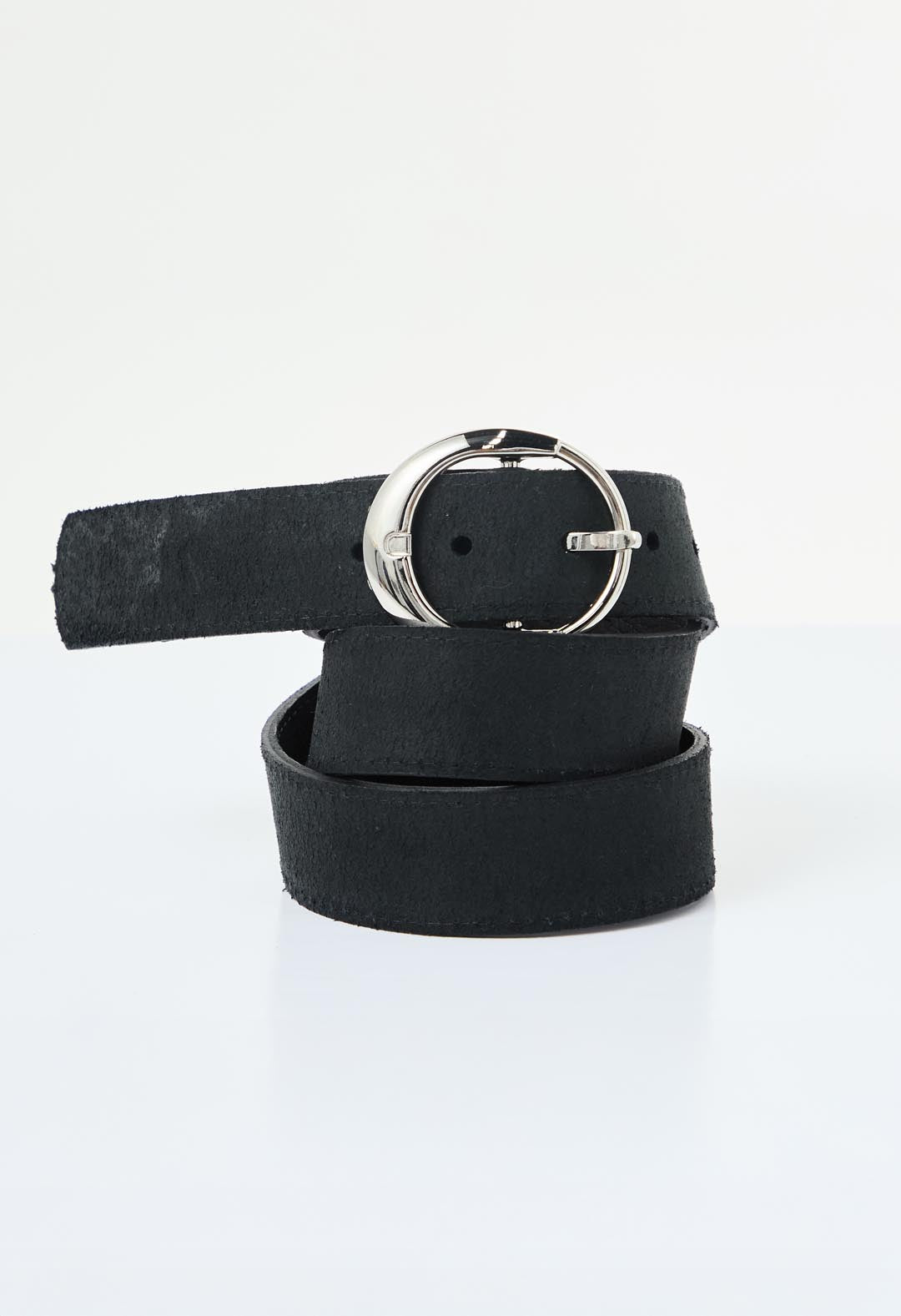 Cinturón negro con hebilla ovalada