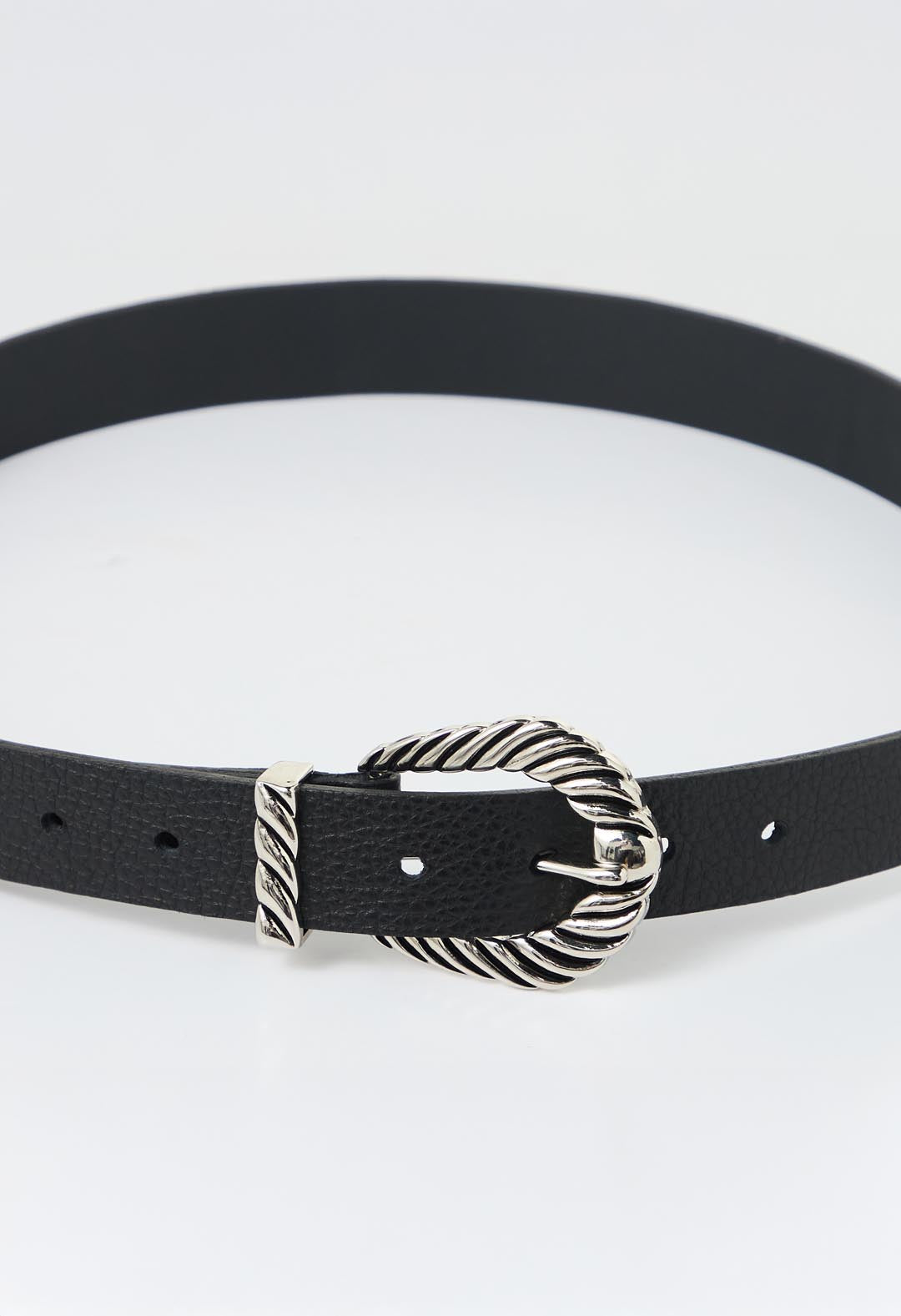 Cinturón con hebilla negra con detalles