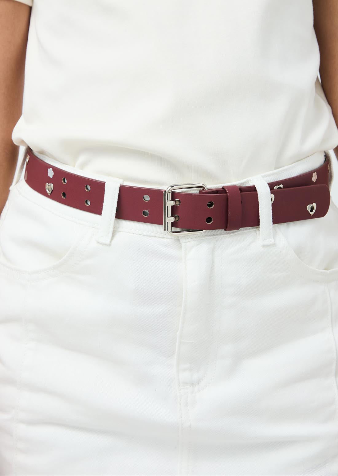 Correa vinotinto con ojaletes para jóvenes