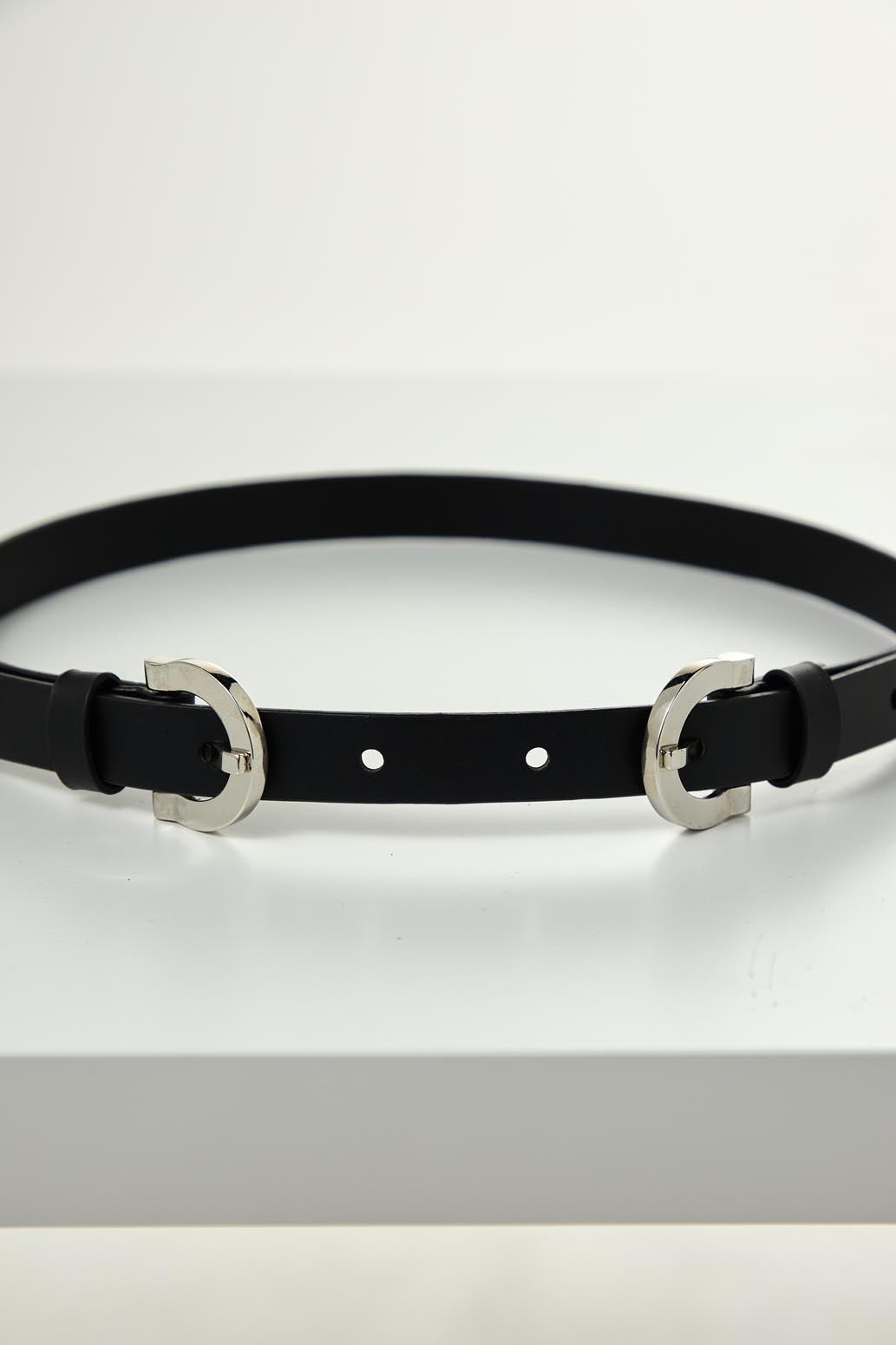 Cinturón negro con doble hebilla