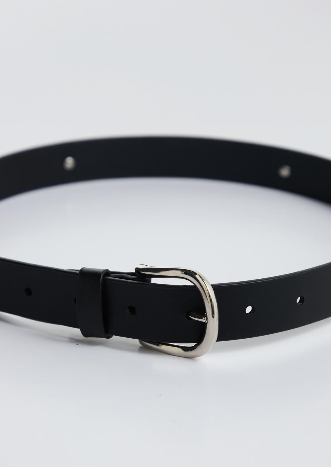 Cinturón negro con detalles metálicos para jóvenes