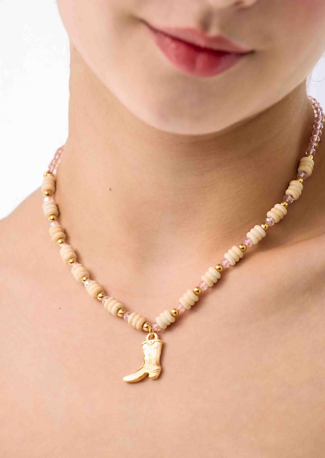 Collar marfil con dije bota