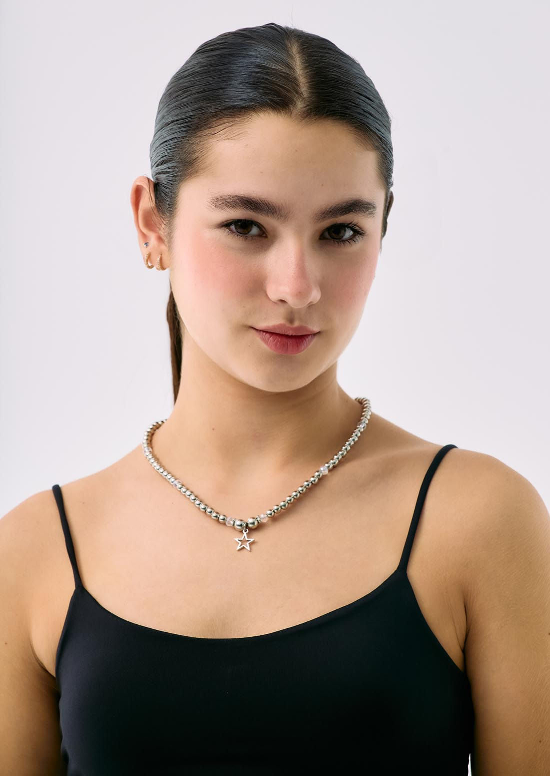 Collar tipo choker plateado con dije estrella