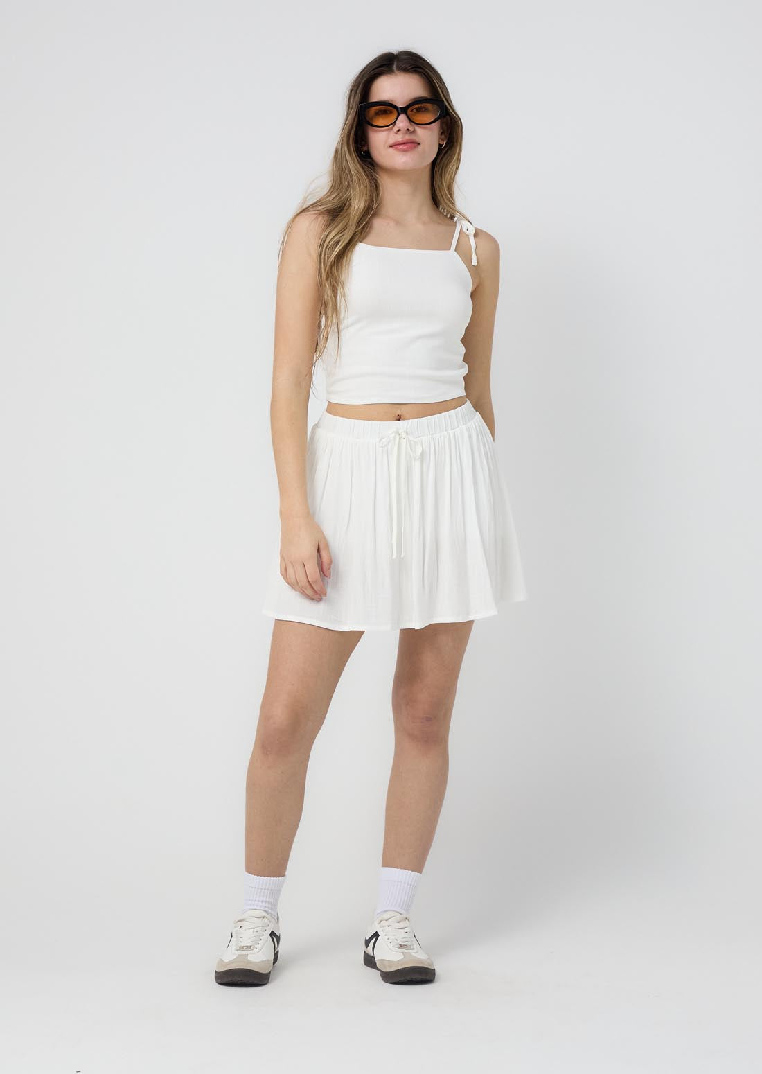 Conjunto marfil, camiseta y falda para jóvenes