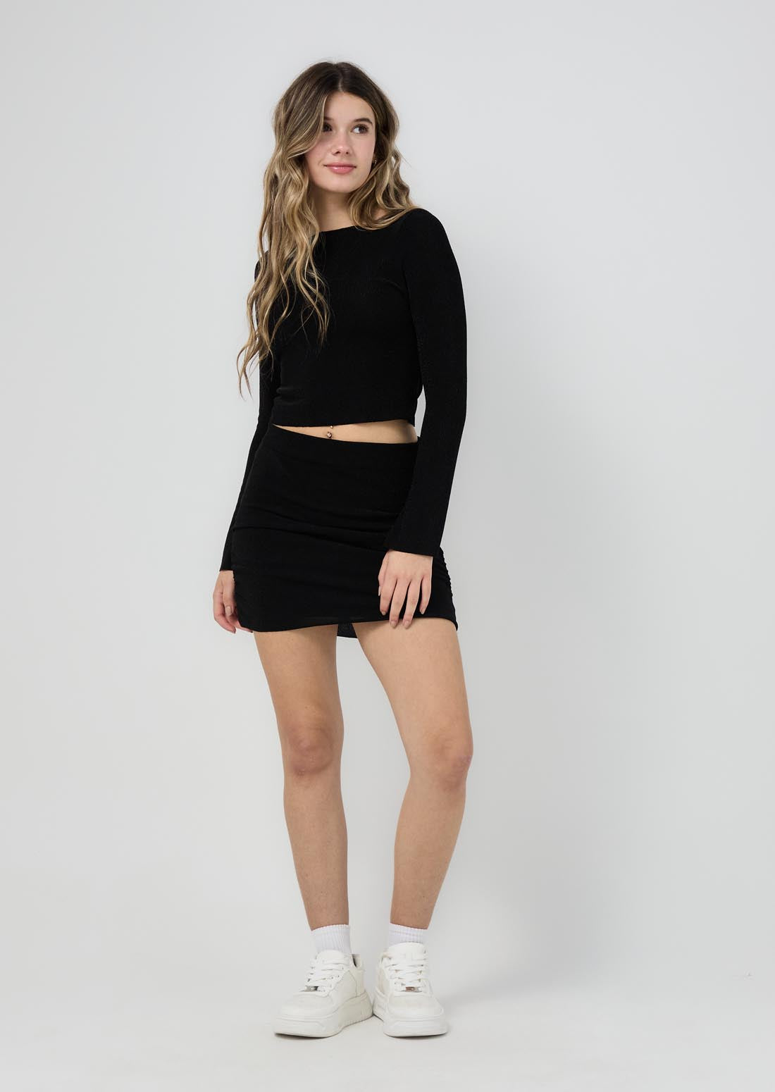 Conjunto negro camiseta y falda para jóvenes