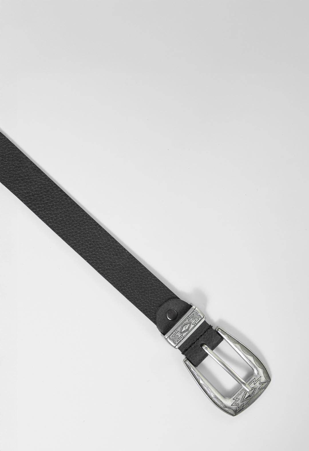 Cinturón negro con hebilla