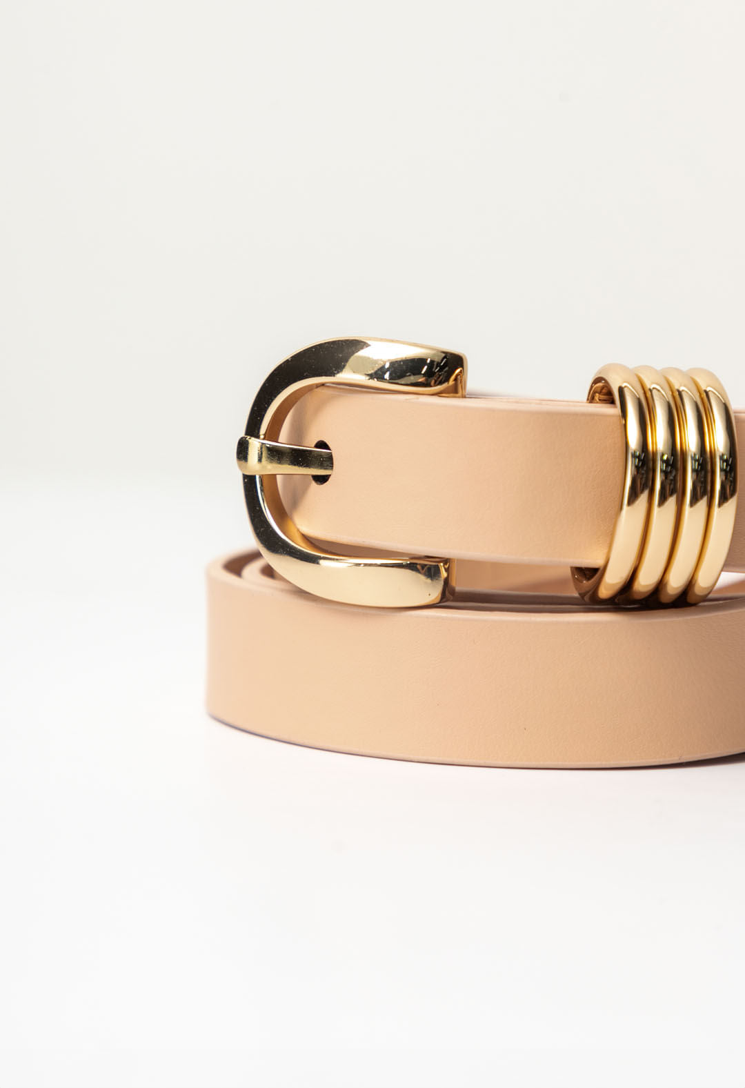 Correa beige con pasadores