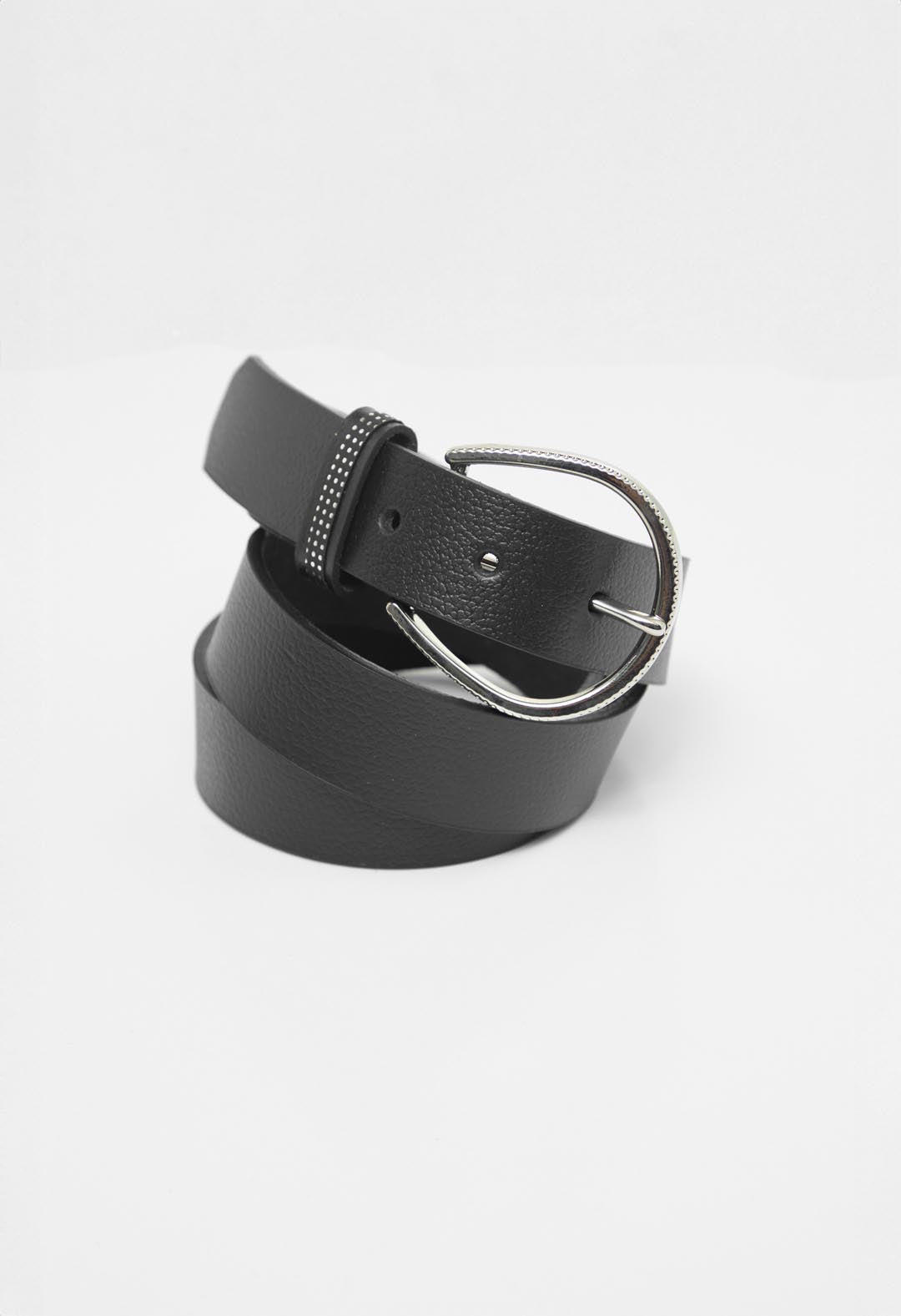 Cinturón negro con hebilla redonda