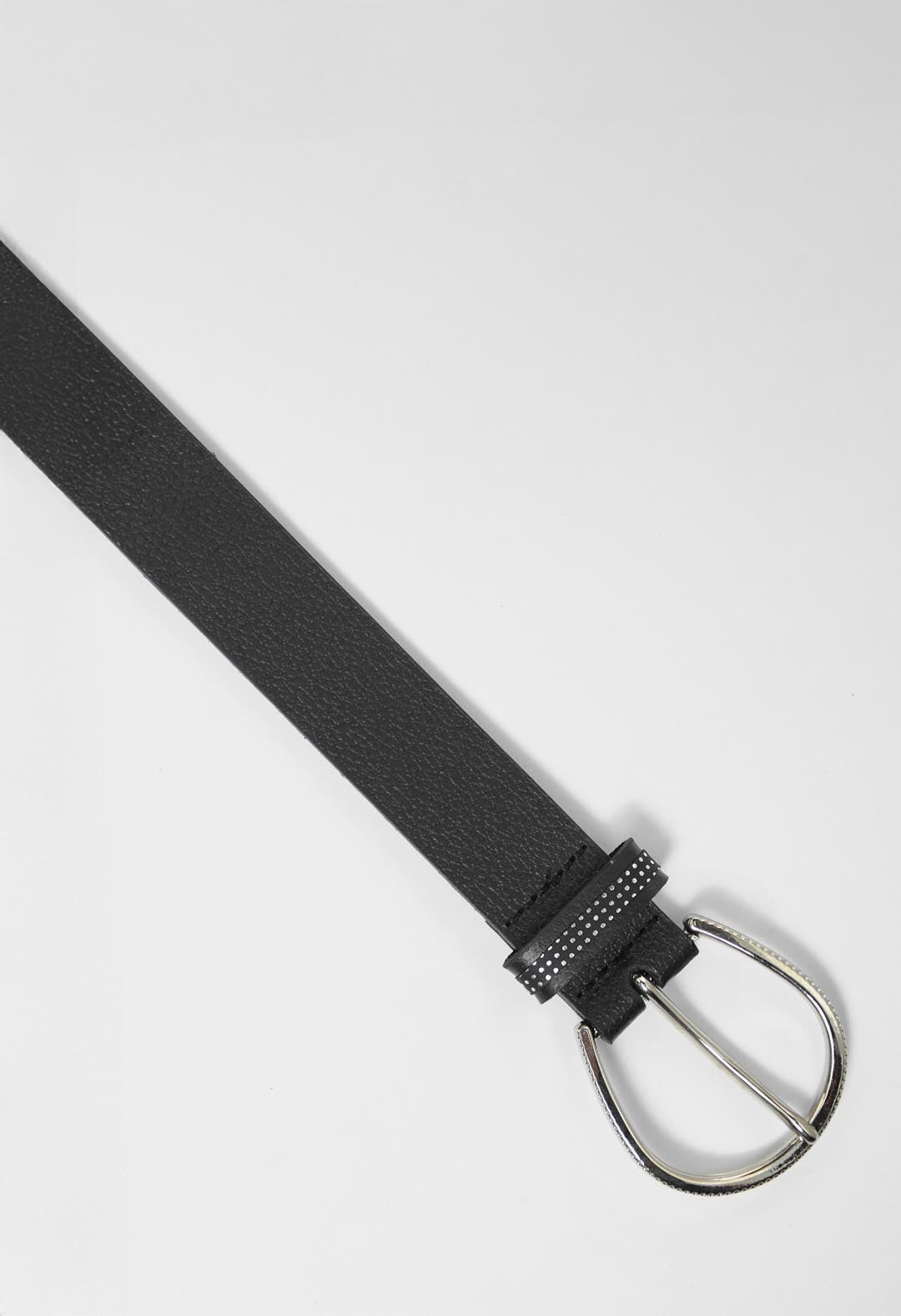 Cinturón negro con hebilla redonda