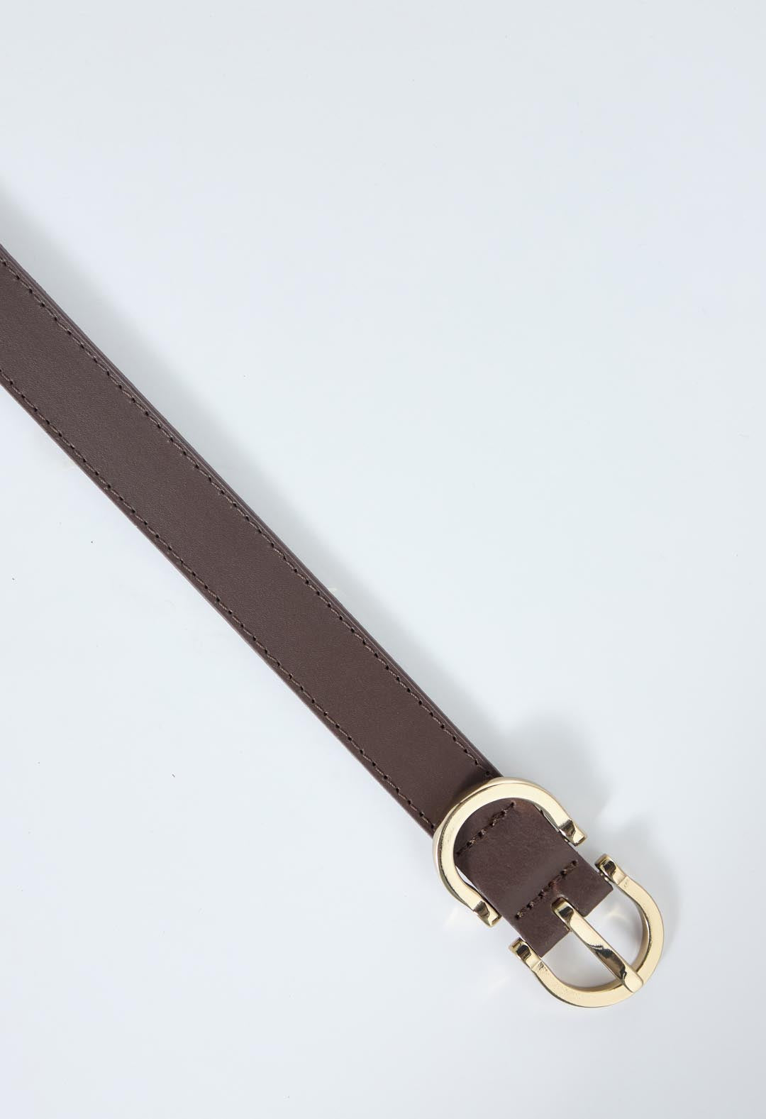 Cinturón café con hebilla alargada