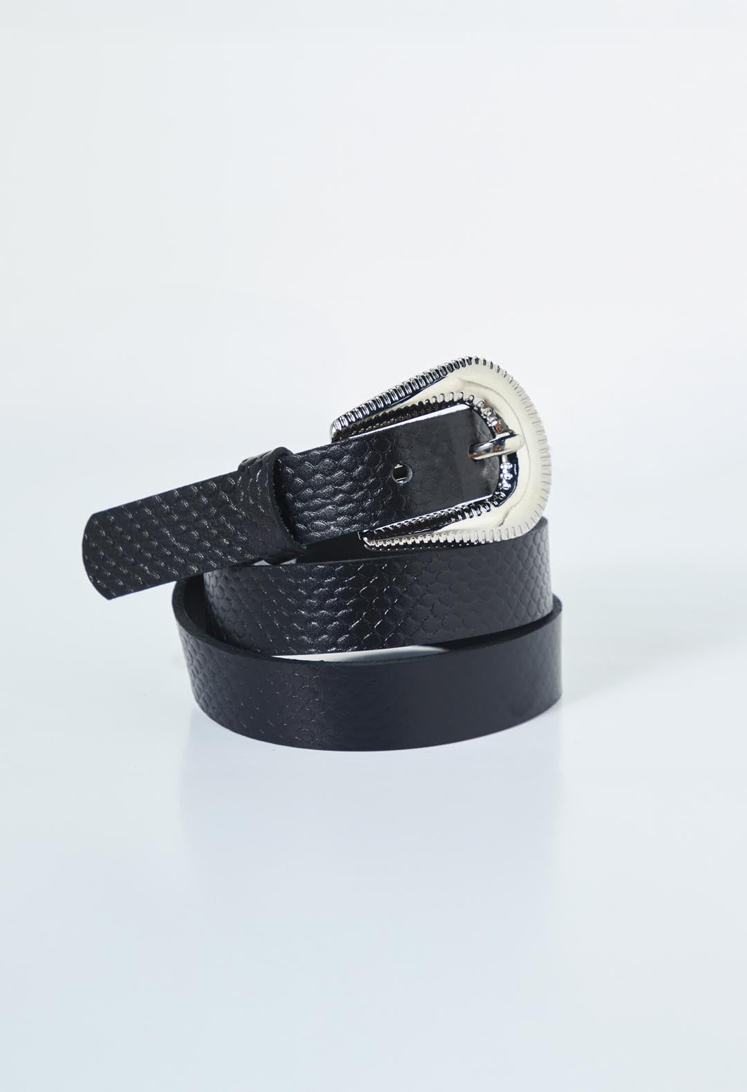 Cinturón negro con hebilla texana