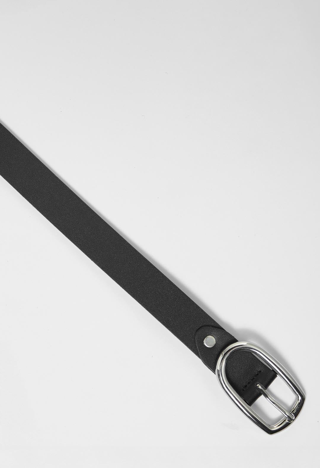 Cinturón negro hebilla asimétrica
