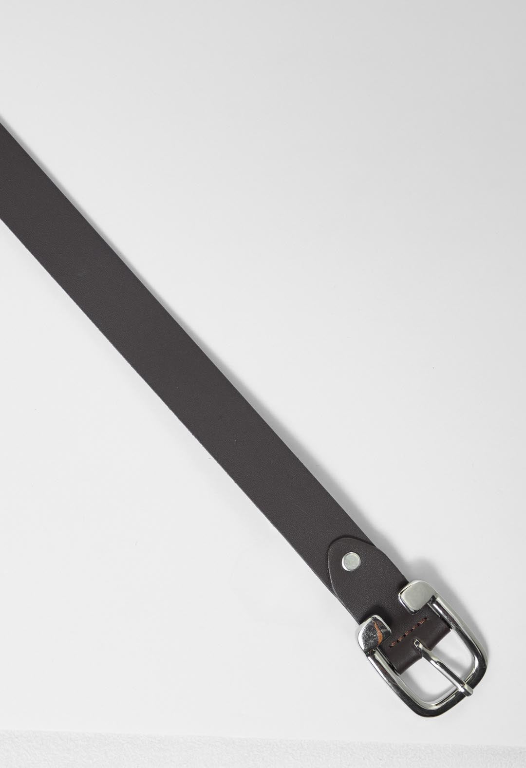 Cinturón café con hebilla cuadrada