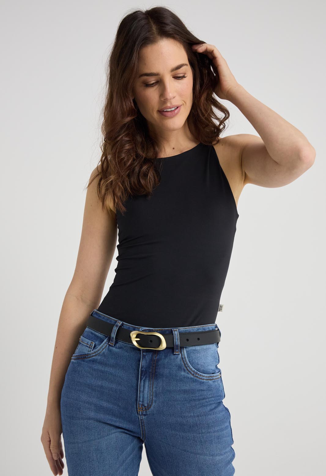 Cinturón negro con hebilla regular