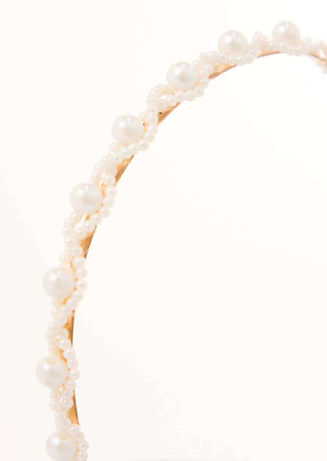 Diadema blanca con perlas