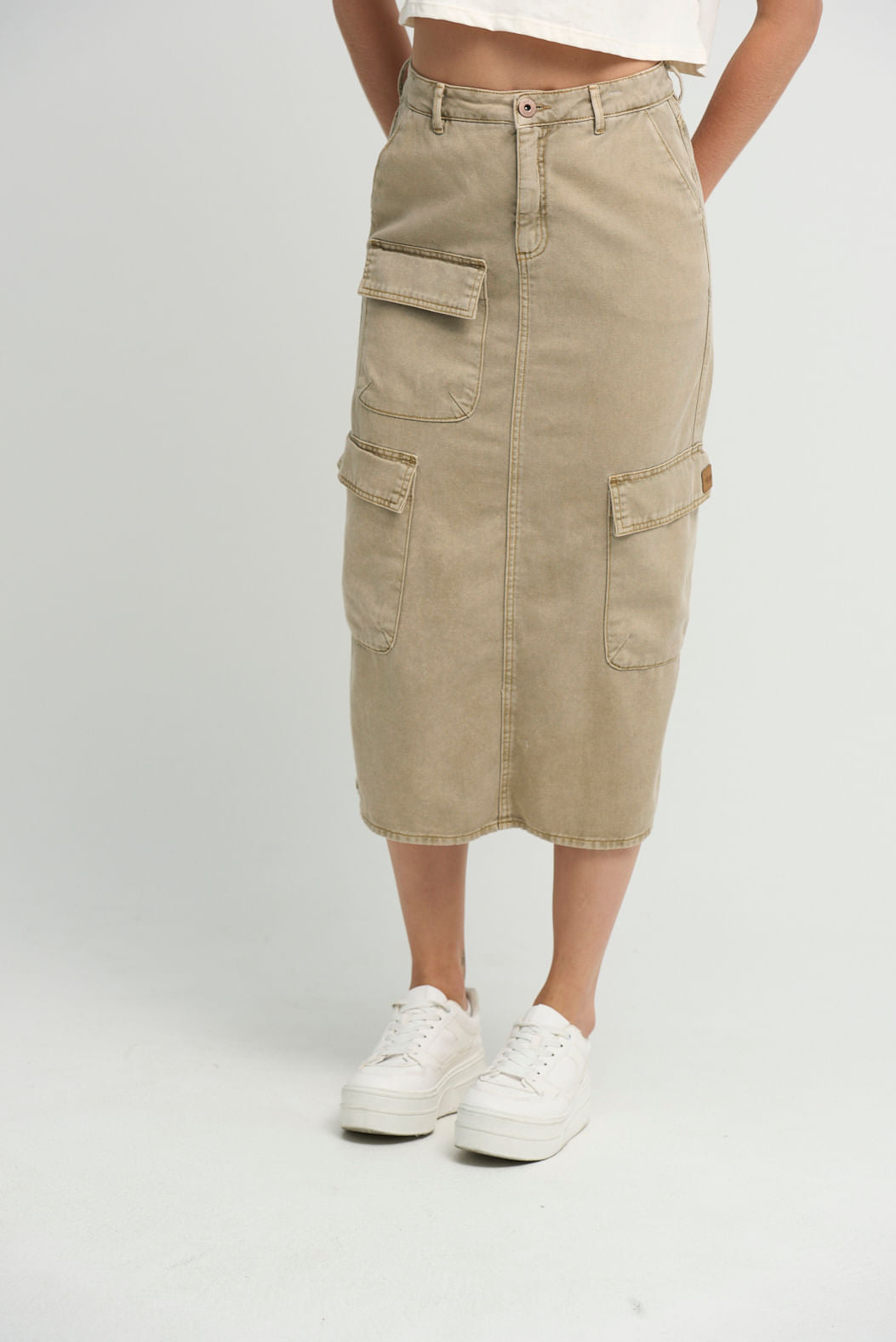 Falda larga arena con bolsillos cargo para mujeres