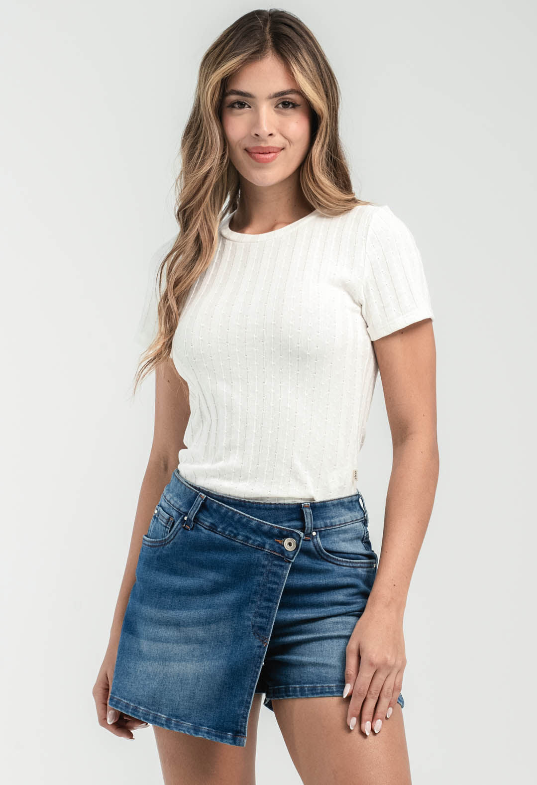 Falda corta media con solapa para mujer de la marca Stop, diseñada para estilo y comodidad, vista en color oscuro.