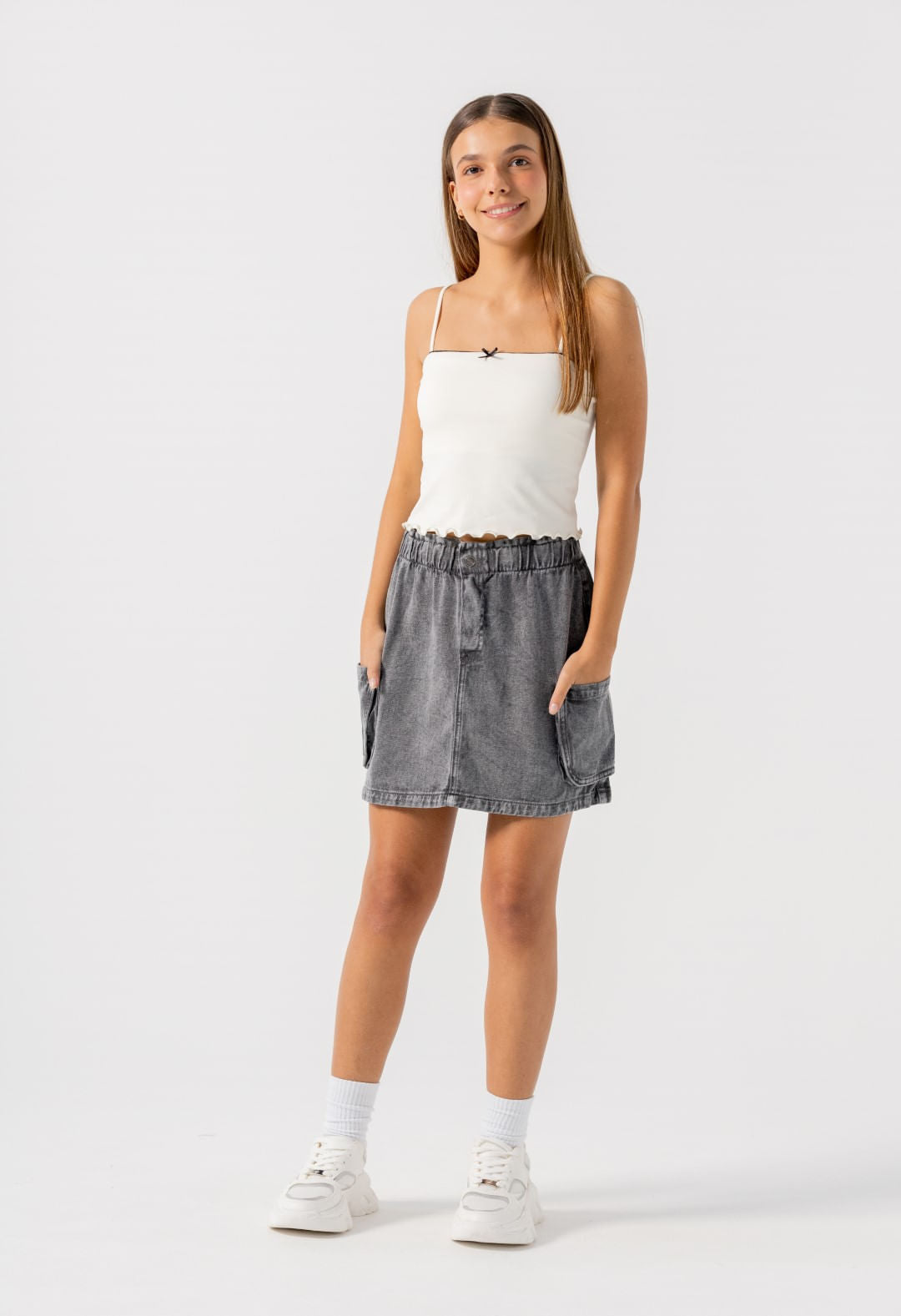 Falda gris con bolsillo cargo para adolescentes