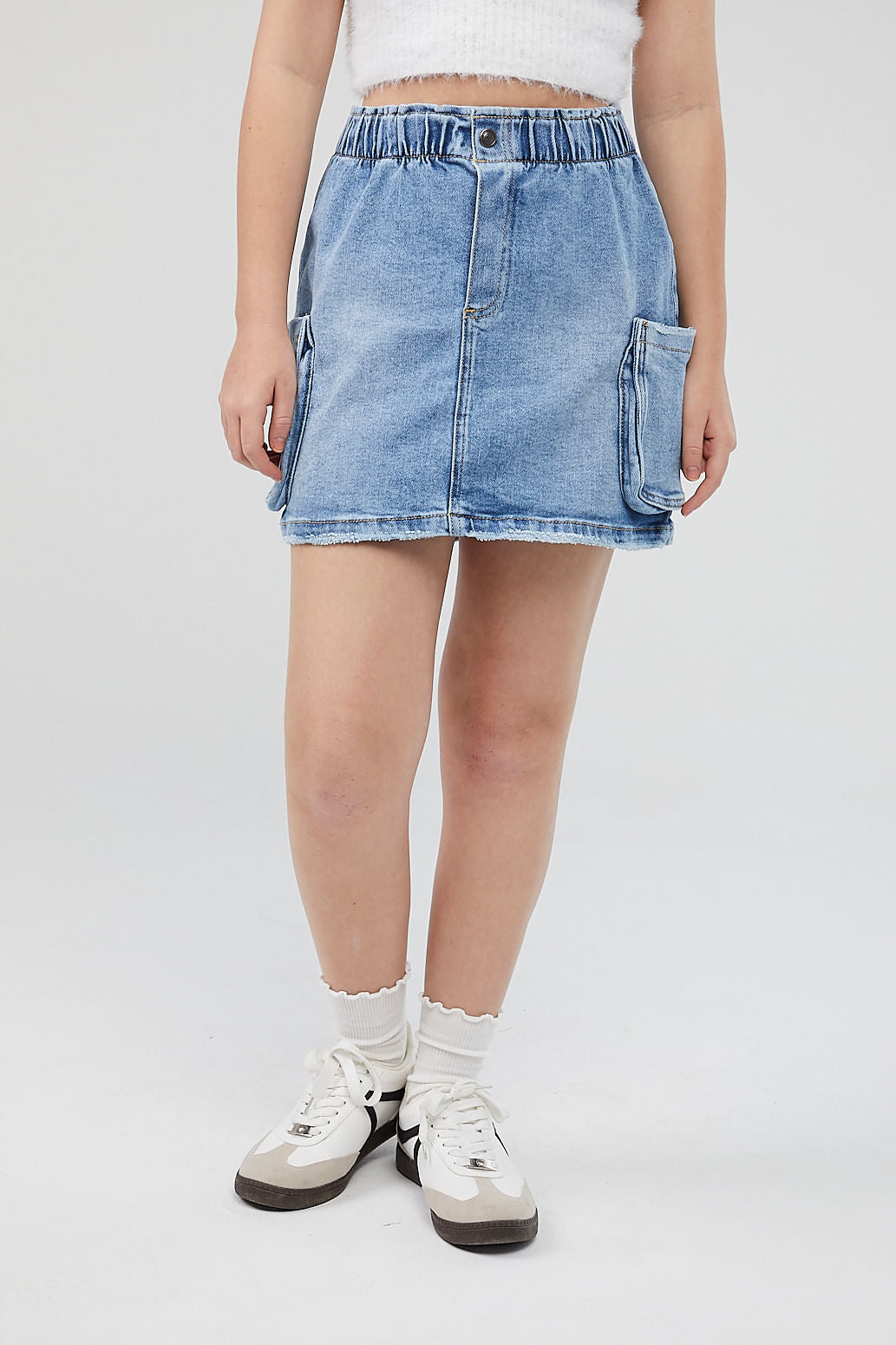 Falda azul medio con bolsillos cargo para adolescentes