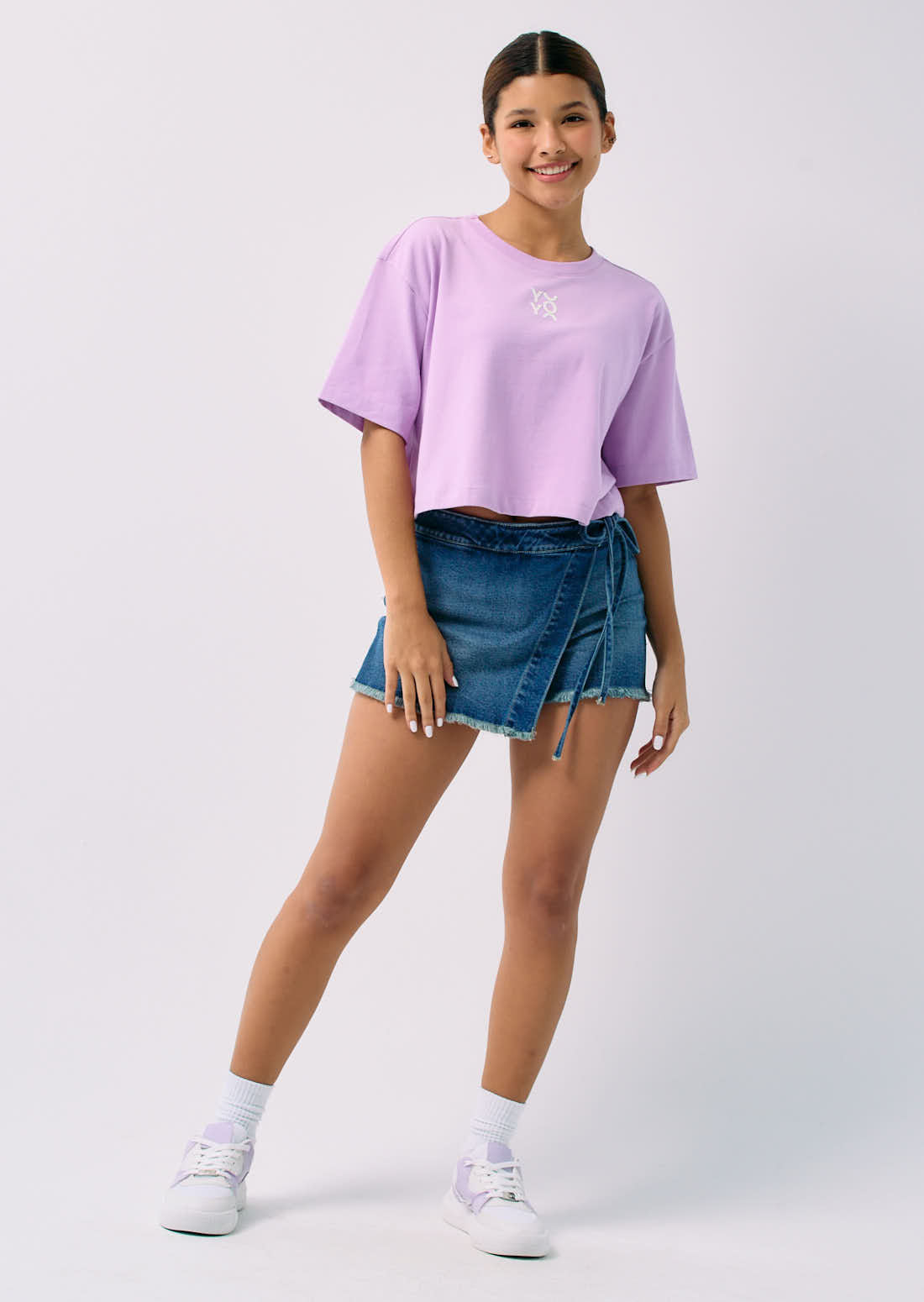 Falda short con bolsillos bordados para jóvenes