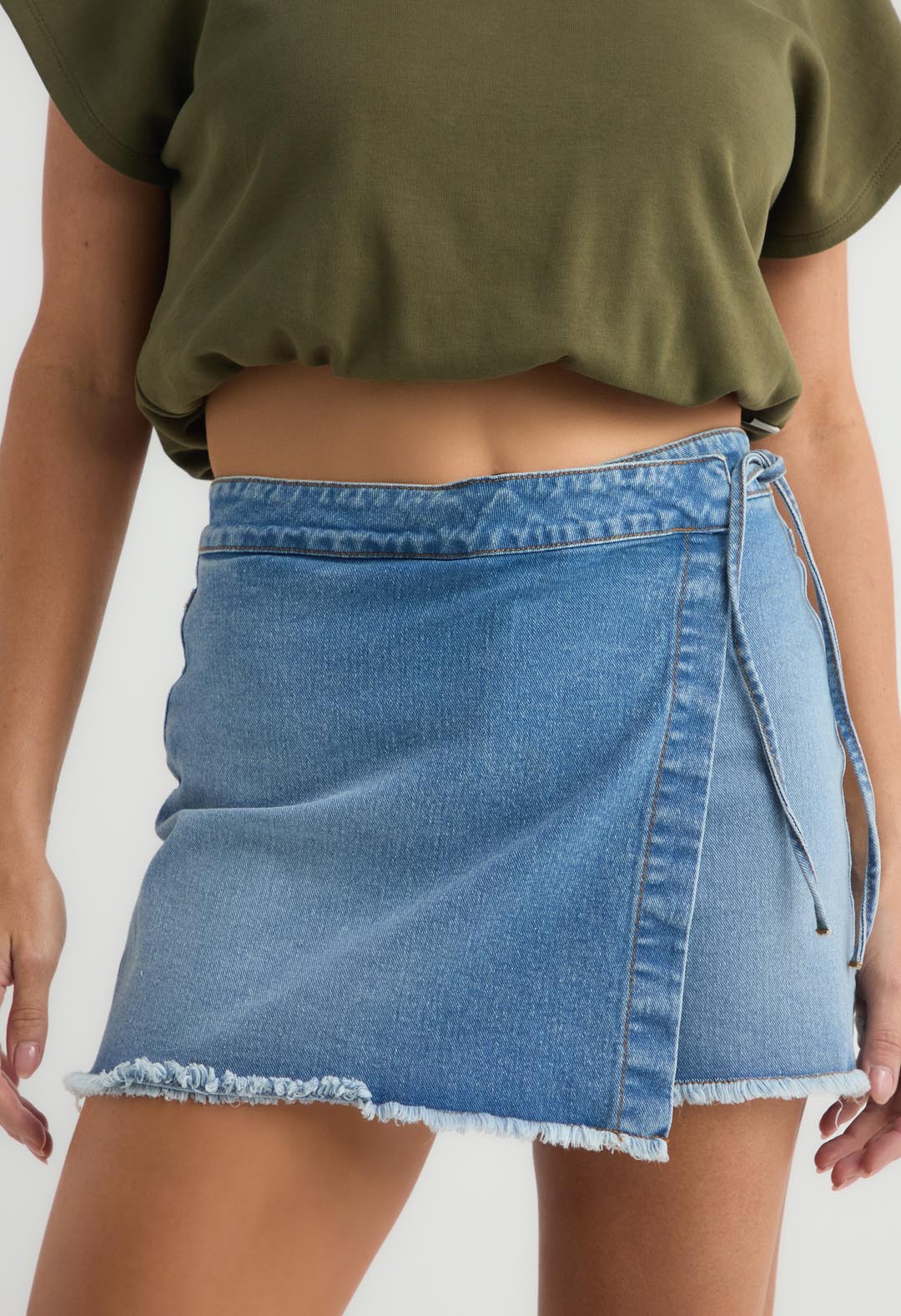 Falda short tono claro y fondo entero para mujer