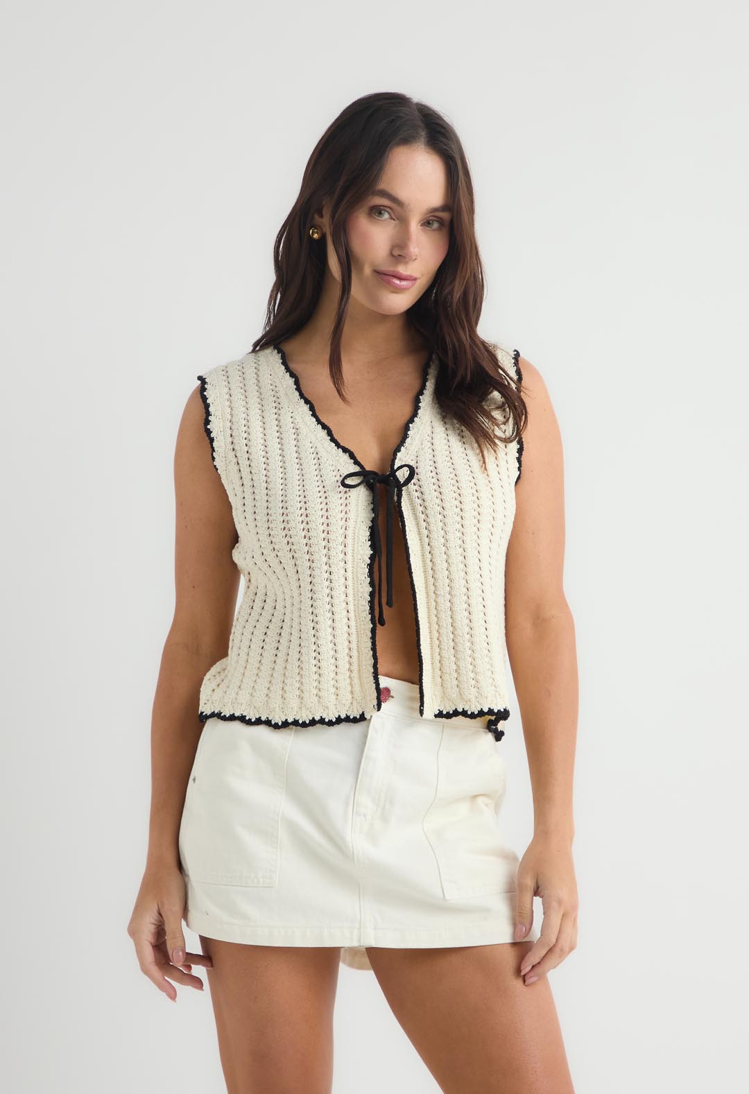 Falda short marfil con bolsillos en frente para mujer