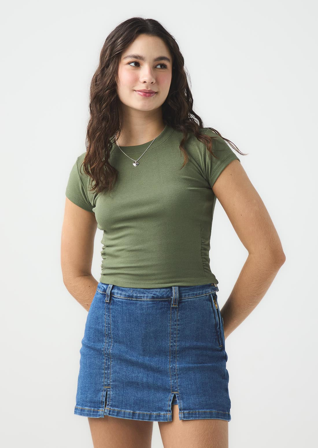 Falda tiro alto medio con aberturas para jóvenes