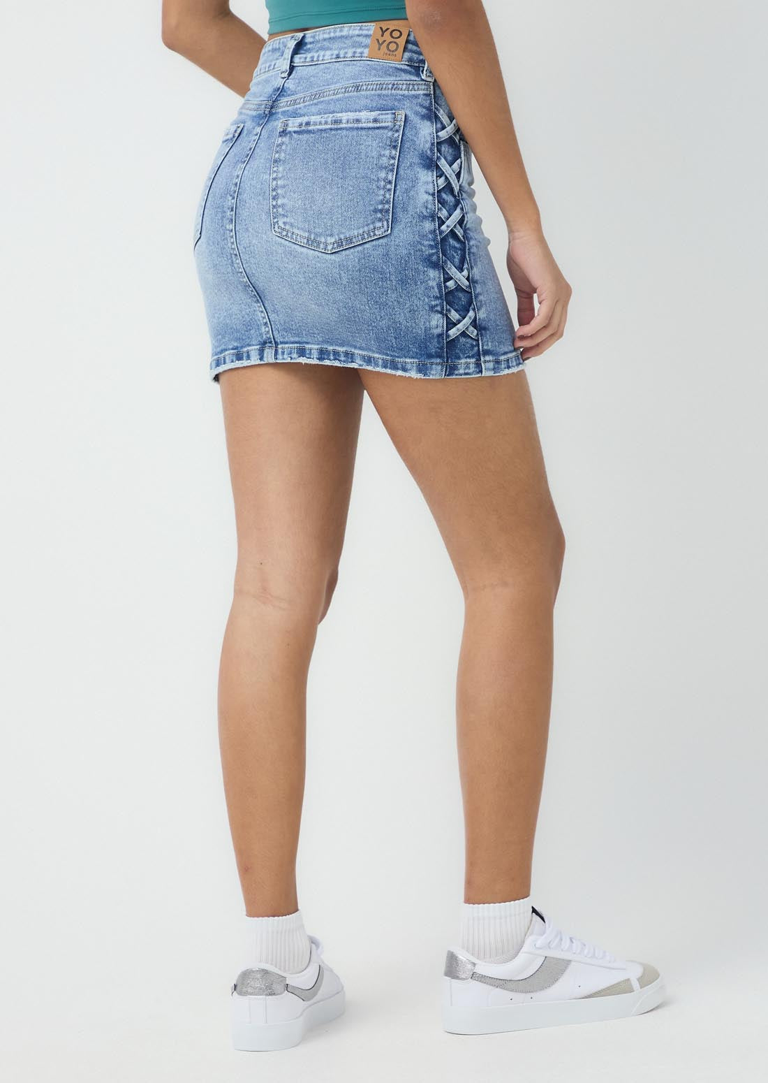 Falda clara con cruces en los costados para jóvenes