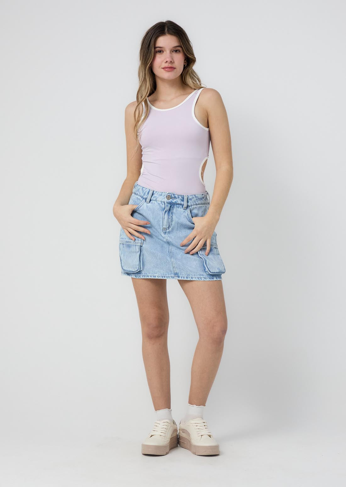 Falda lavado claro con bolsillos cargo para jóvenes