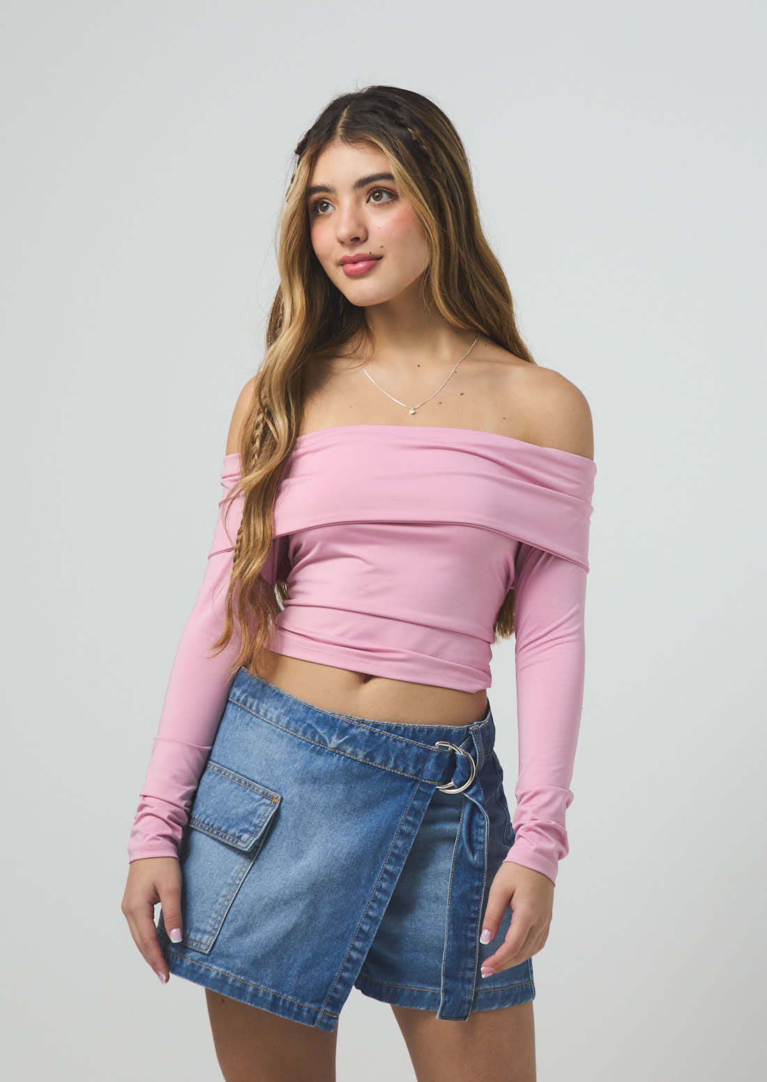 Falda short tono medio con cinturón decorativo para jóvenes