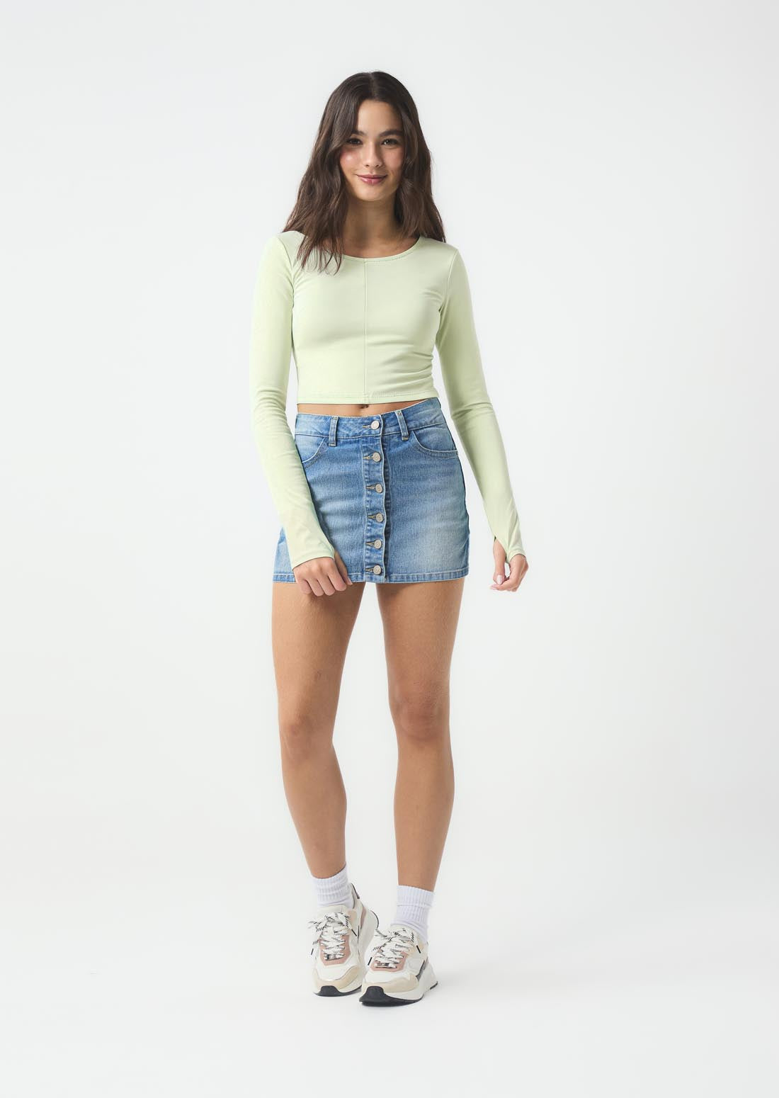 Falda short tono medio con botones en el frente para jóvenes