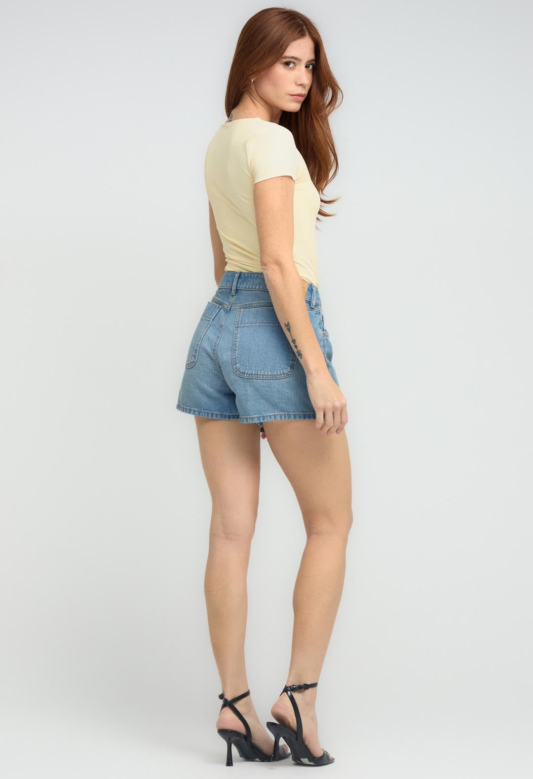 Falda short medio con bolsillo para mujeres
