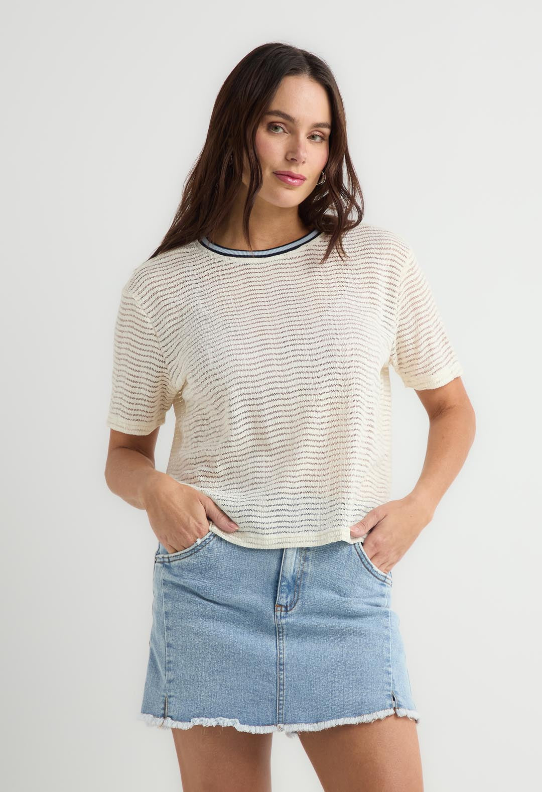 Falda short tono medio y ruedo desflecado para mujer