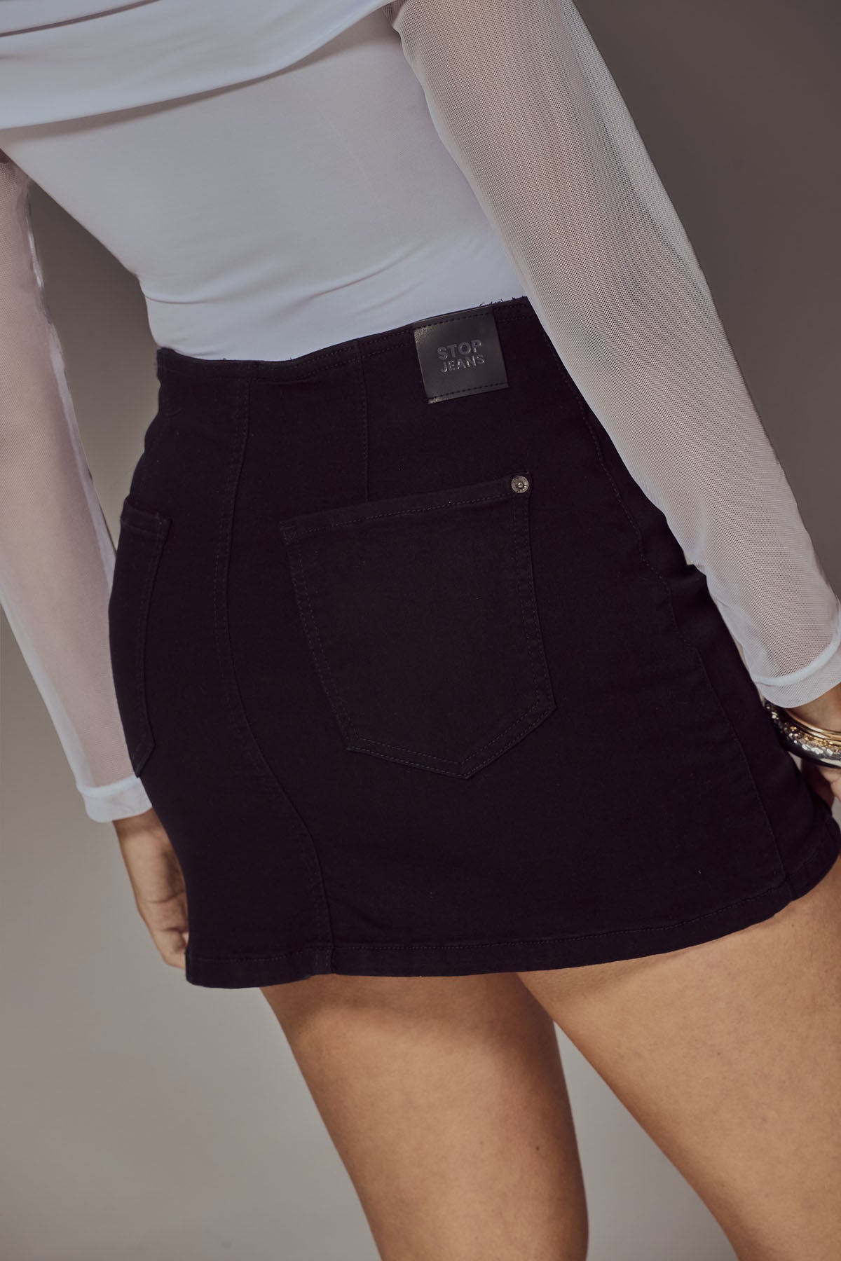 Falda short negra de tiro alto para mujer