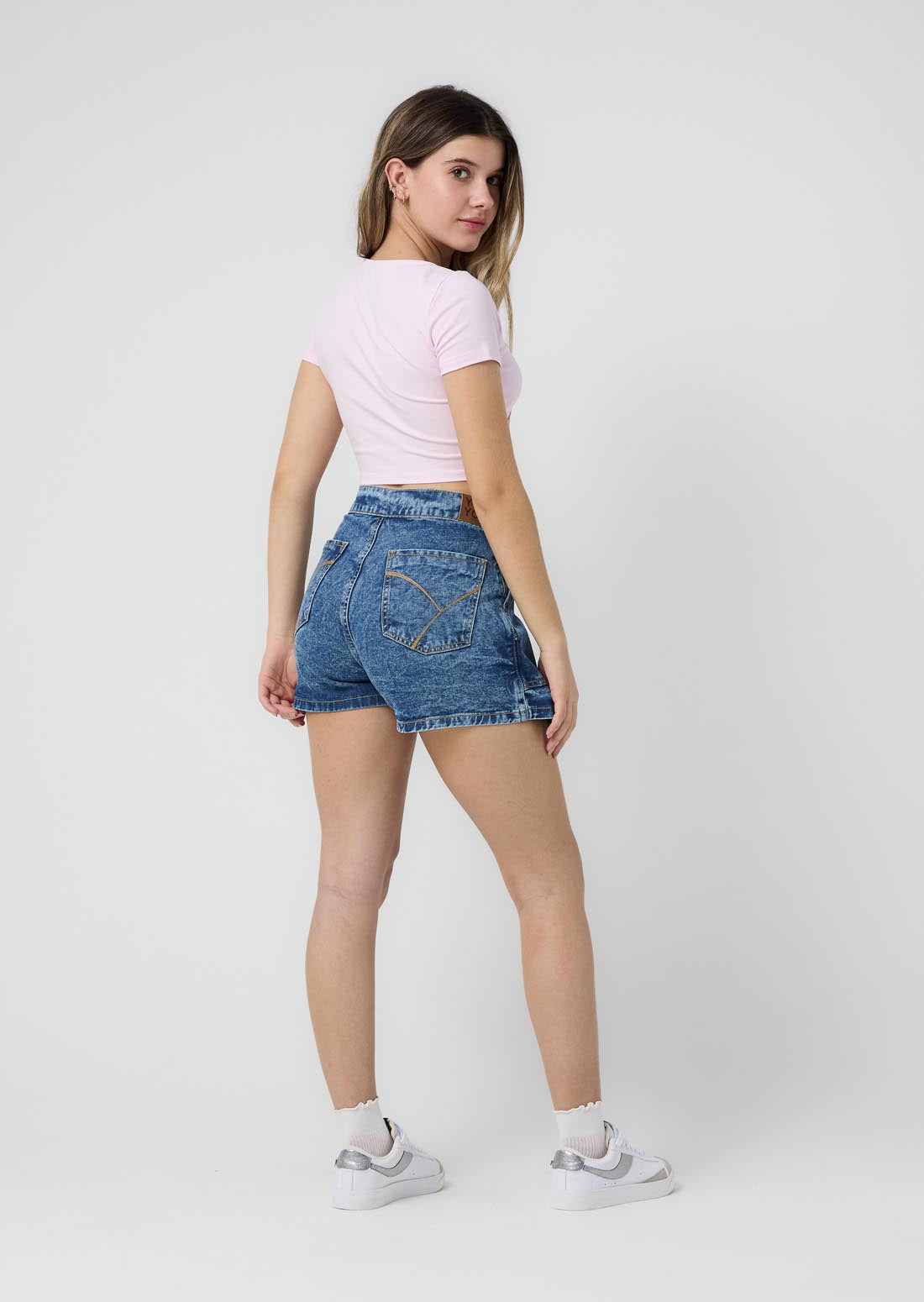 Falda short medio oscuro tiro alto para jóvenes