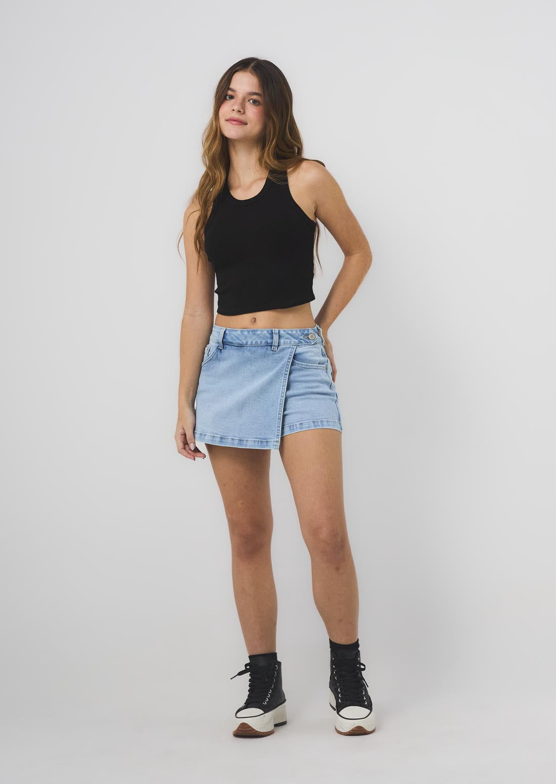 Falda short lavado claro para jóvenes