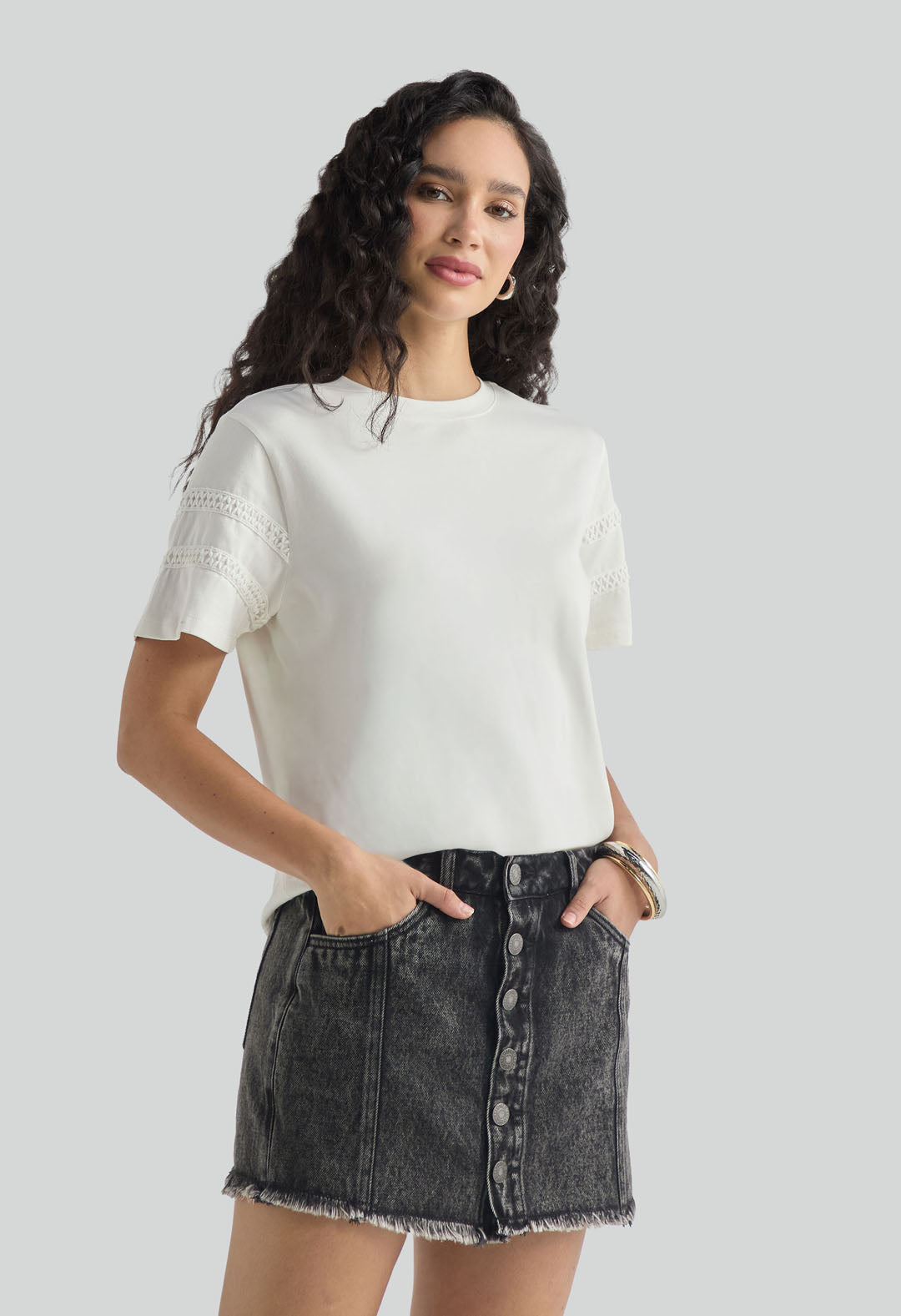 Falda short negra con botones en frente para mujer