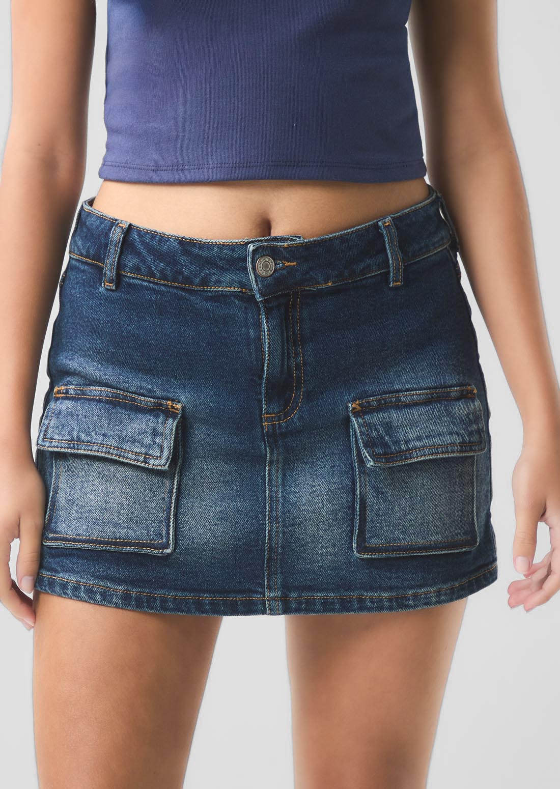 Falda short medio oscuro con bolsillos en frente para jóvenes