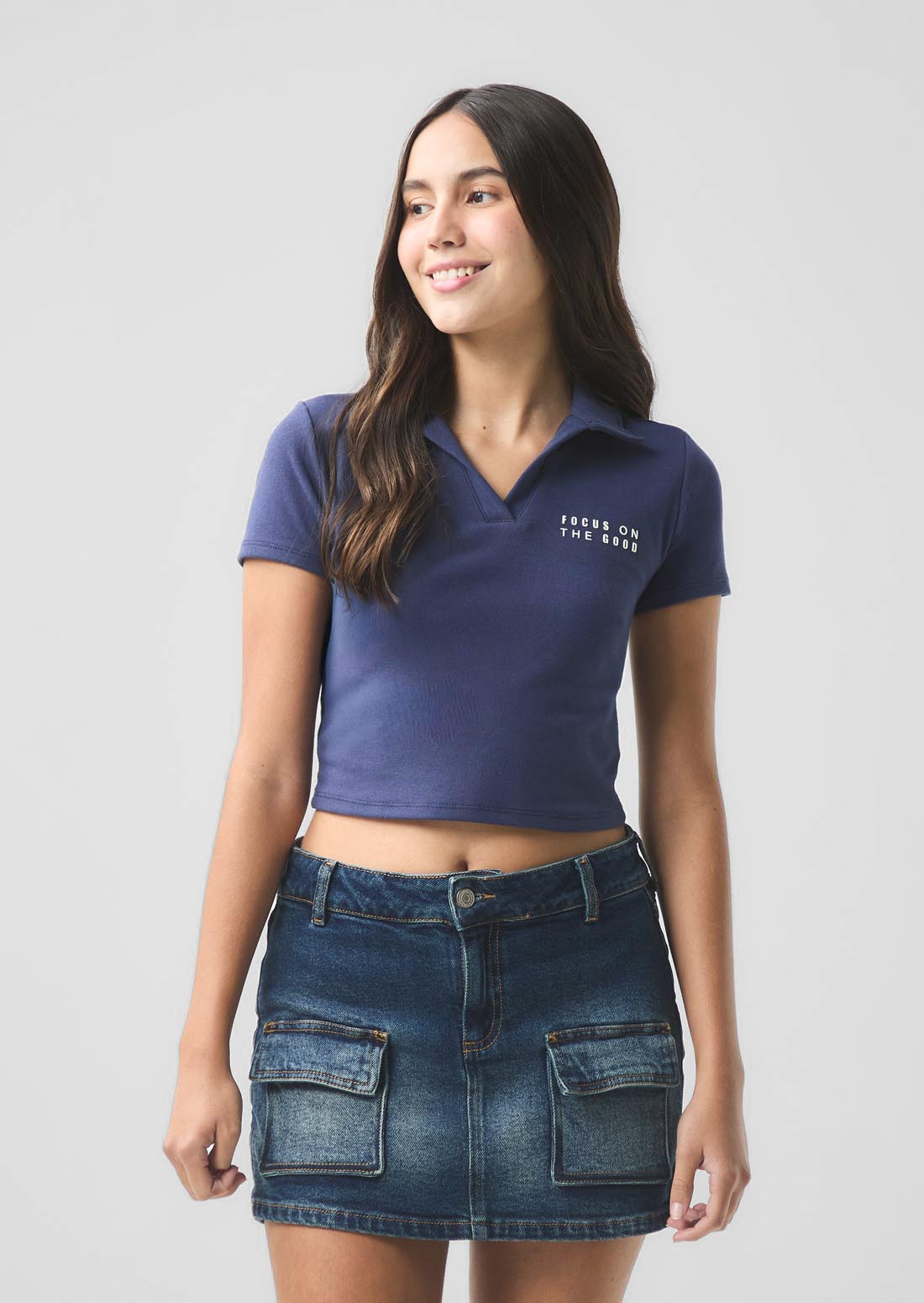 Falda short medio oscuro con bolsillos en frente para jóvenes