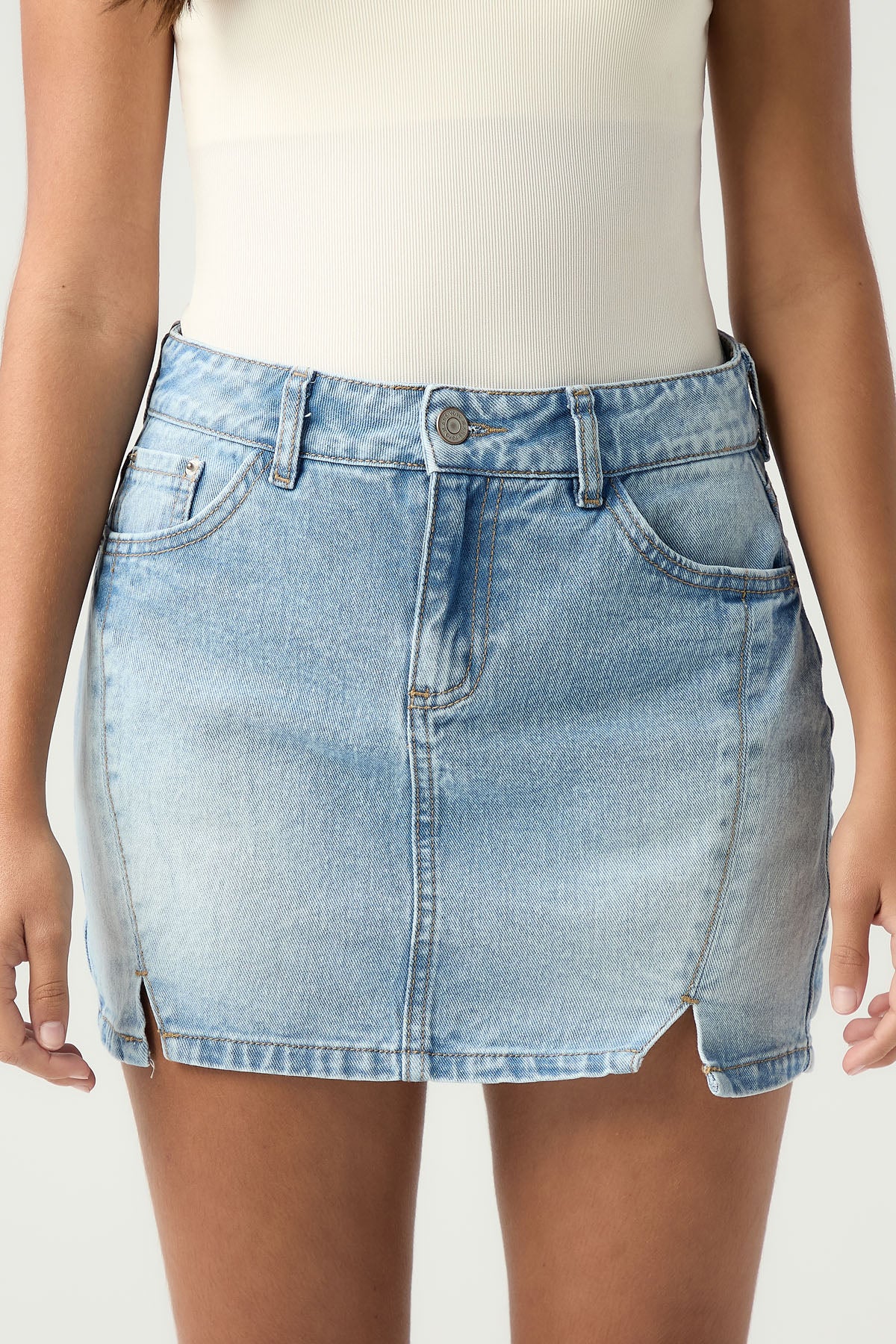 Falda tono claro en denim para jóvenes