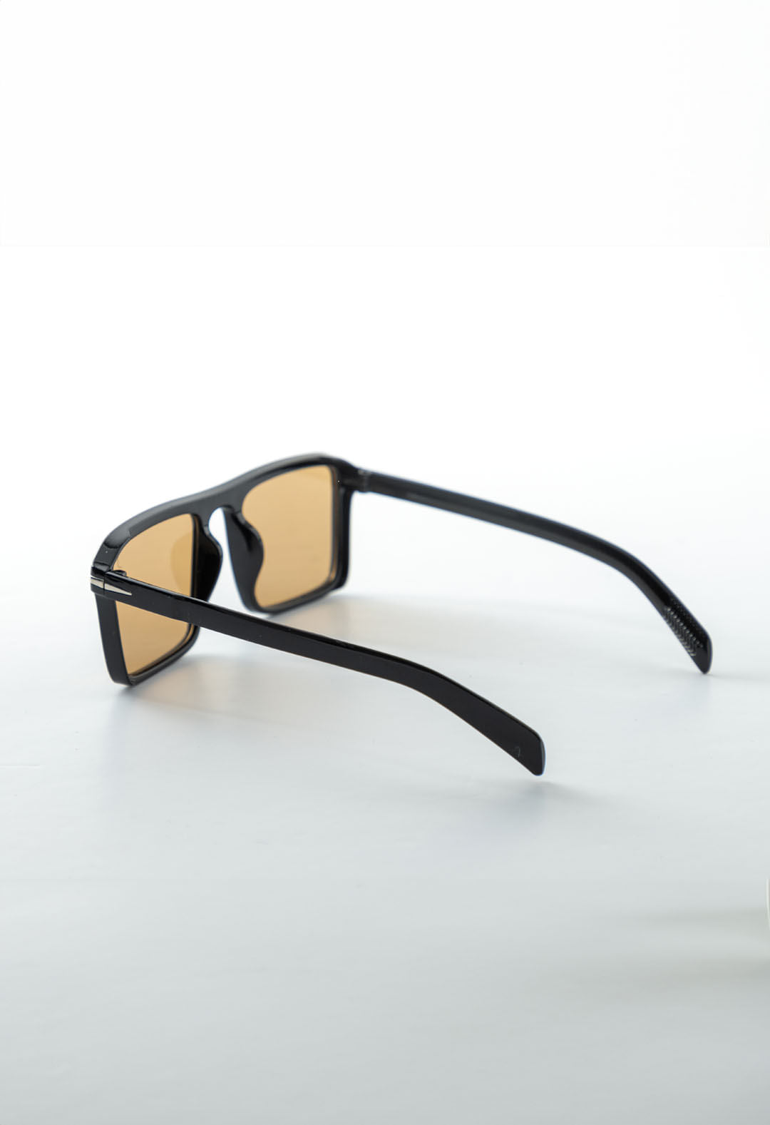 Lentes de sol negras con marco cuadrado