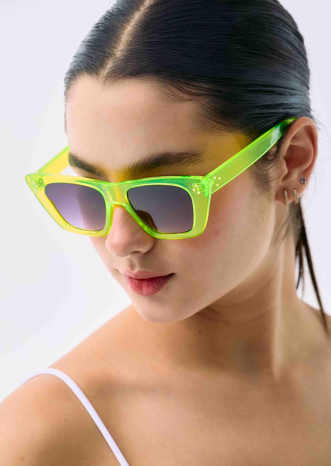 Gafas verdes de sol para jóvenes