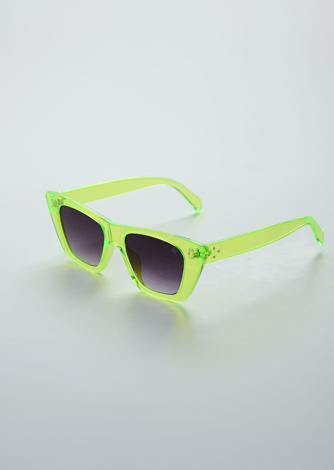 Gafas verdes de sol para jóvenes