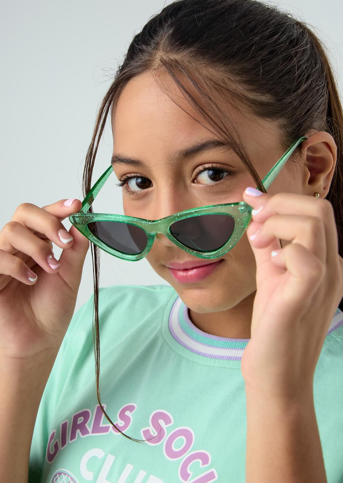 Gafas verdes con marco traslúcido