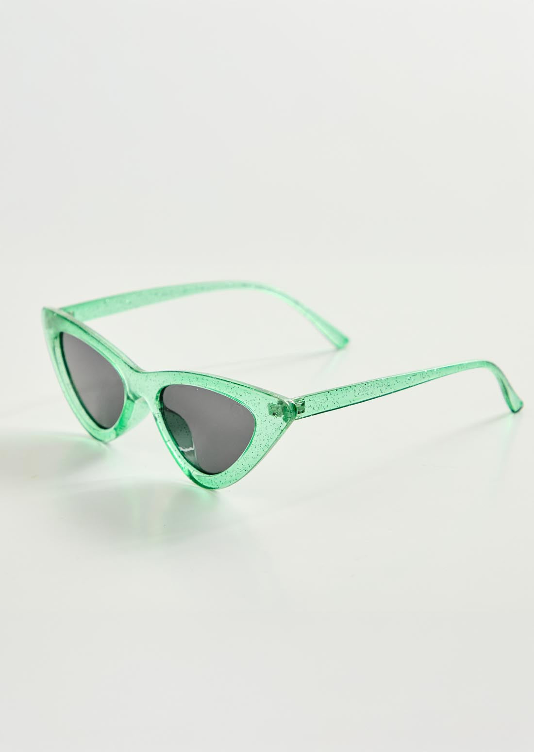Gafas verdes con marco traslúcido