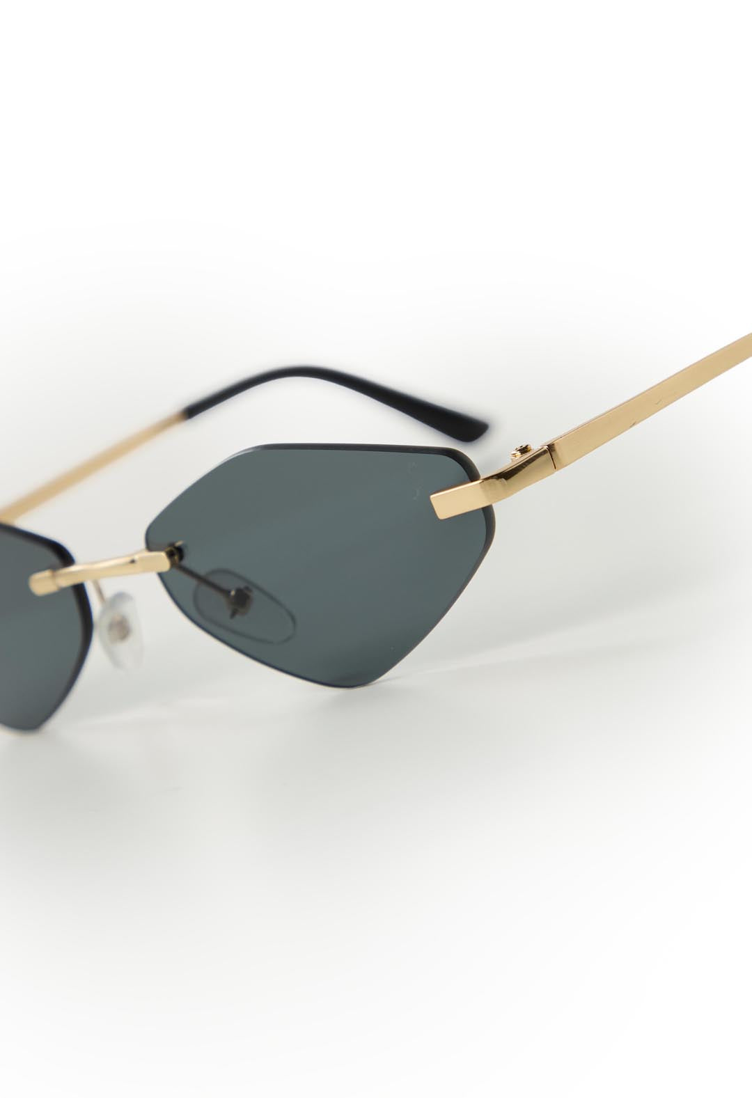 Gafas doradas con lente en rombo